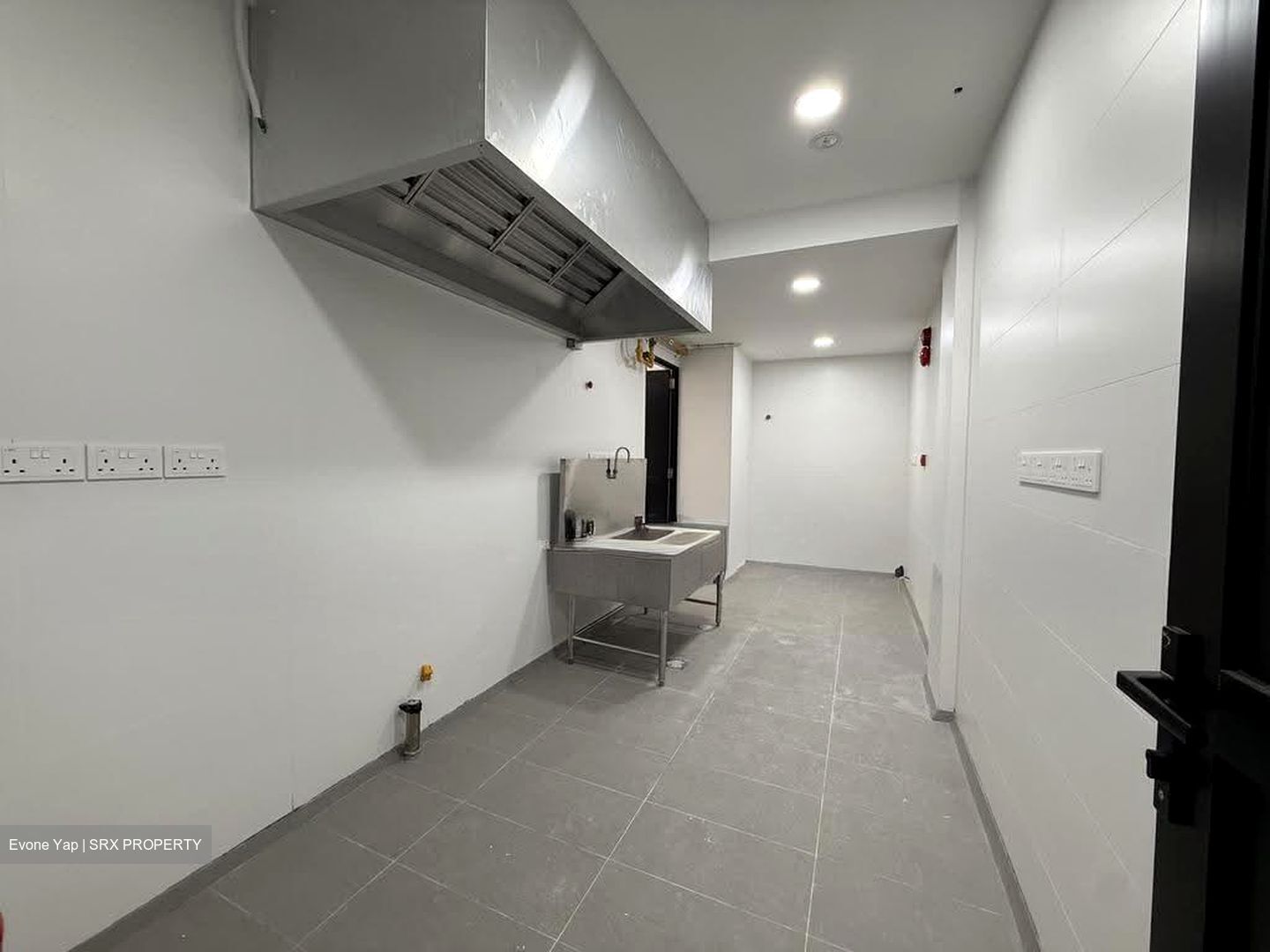 Yio Chu Kang Road (D19), Retail #605899101